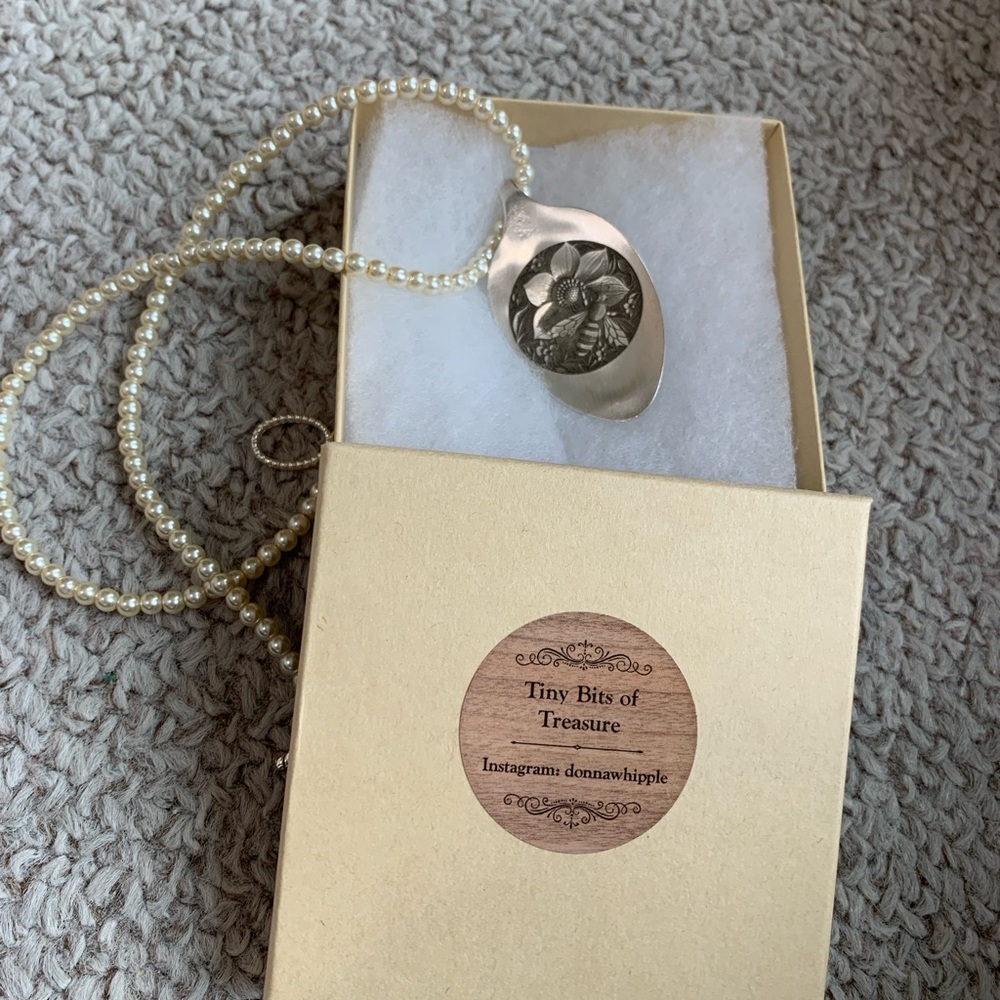 Floral Bee Engraved Pendant
